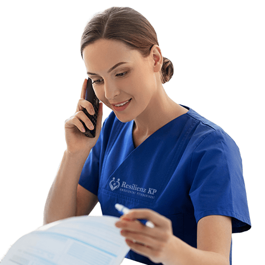 Frau telefoniert und überprüft Dokumente.